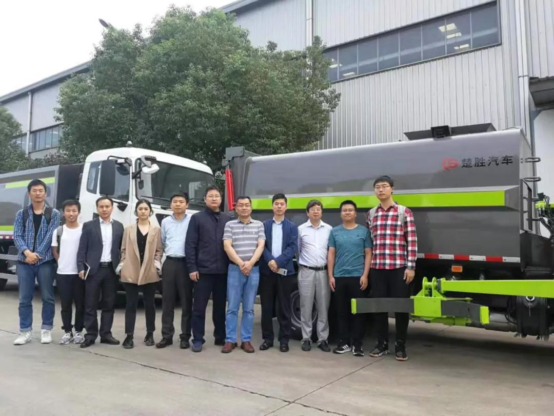 驚艷！“智能機(jī)械臂”自裝卸式垃圾車震撼問世